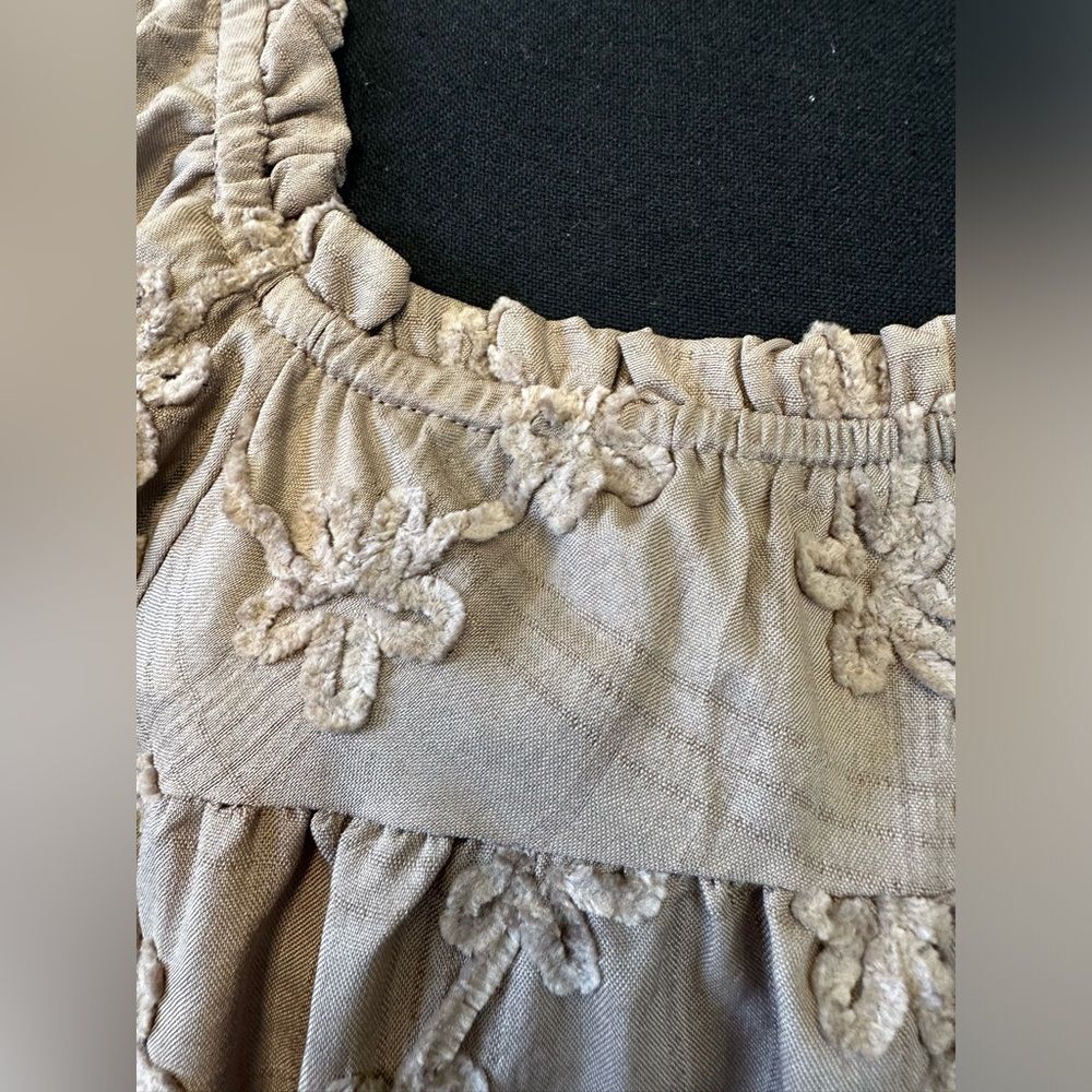 NWT** HAYDEN LA brushed floral puff sleeve top in taupe Size M - Picture 10 of 14